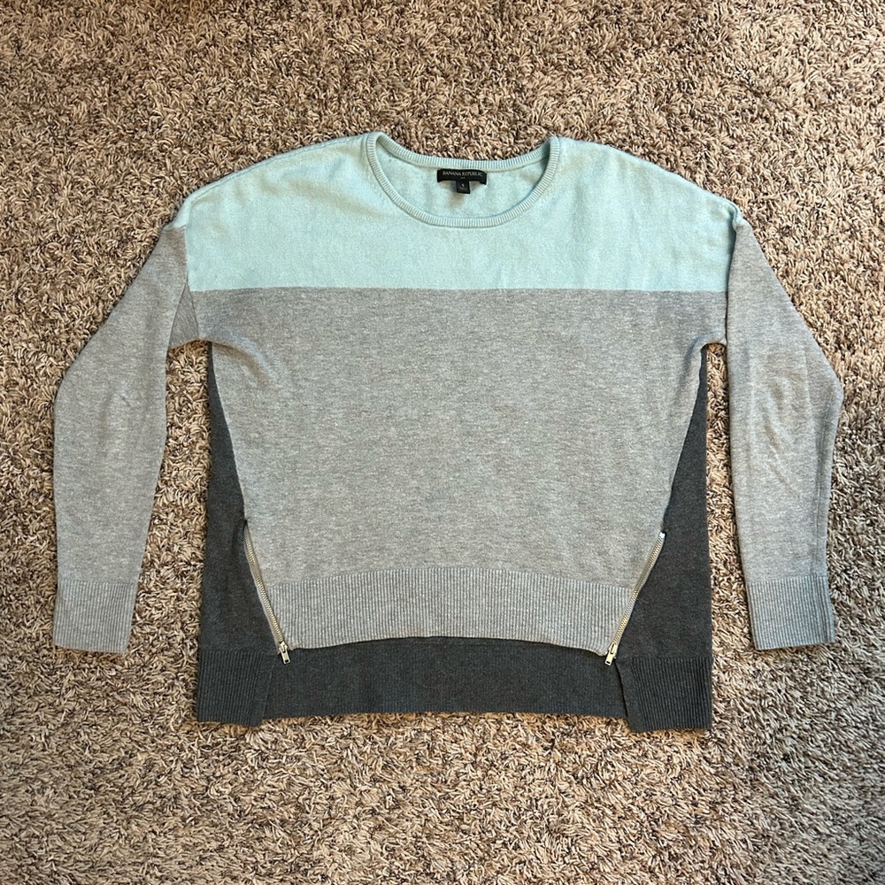 Banana Republic Women’s Sweater in Gray and Light Blue